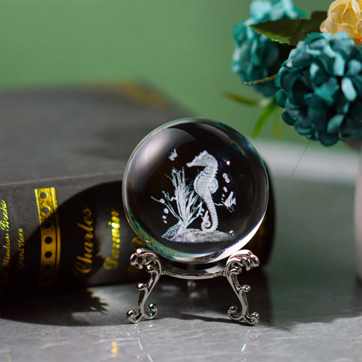 HDCRYSTALGIFTS Bolas decorativas de cristal 3D de 60 mm con grabado láser en 3D de caballito de mar, pisapapeles de esfera completa de vidrio Feng Shui con soporte de floración chapado en plata
