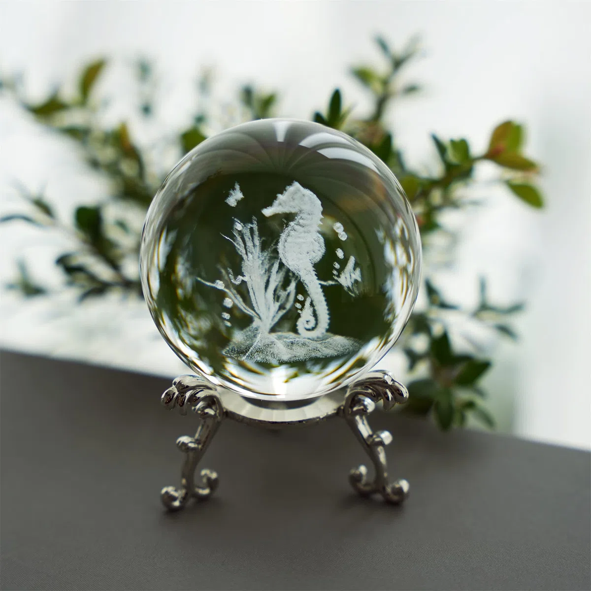 HDCRYSTALGIFTS Bolas decorativas de cristal 3D de 60 mm con grabado láser en 3D de caballito de mar, pisapapeles de esfera completa de vidrio Feng Shui con soporte de floración chapado en plata