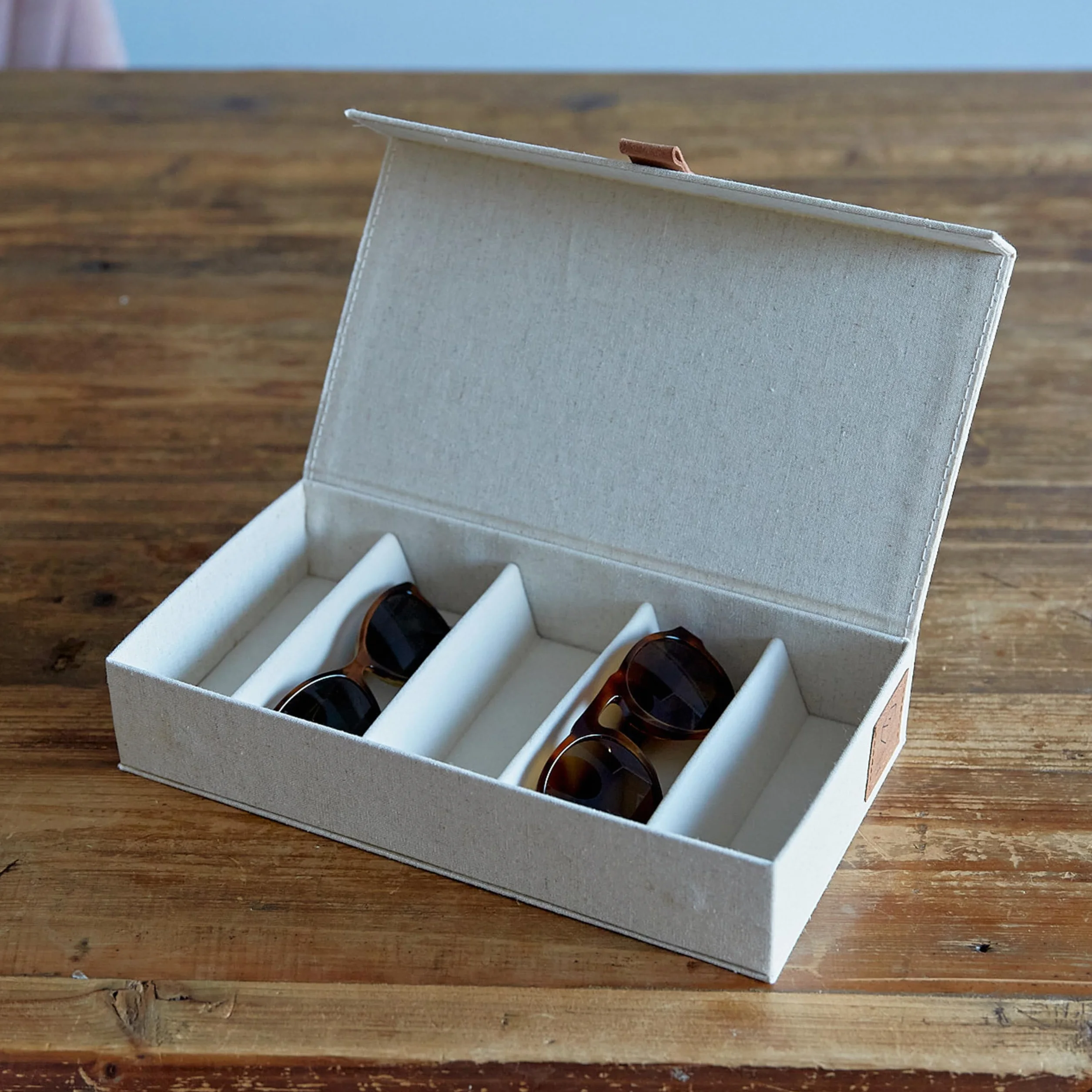LOVE IT STORE IT Premium - Caja de almacenamiento para gafas, mezcla de lino y algodón, terciopelo interior, madera reforzada con 5 compartimentos, beige, 30 x 17 x 6 cm