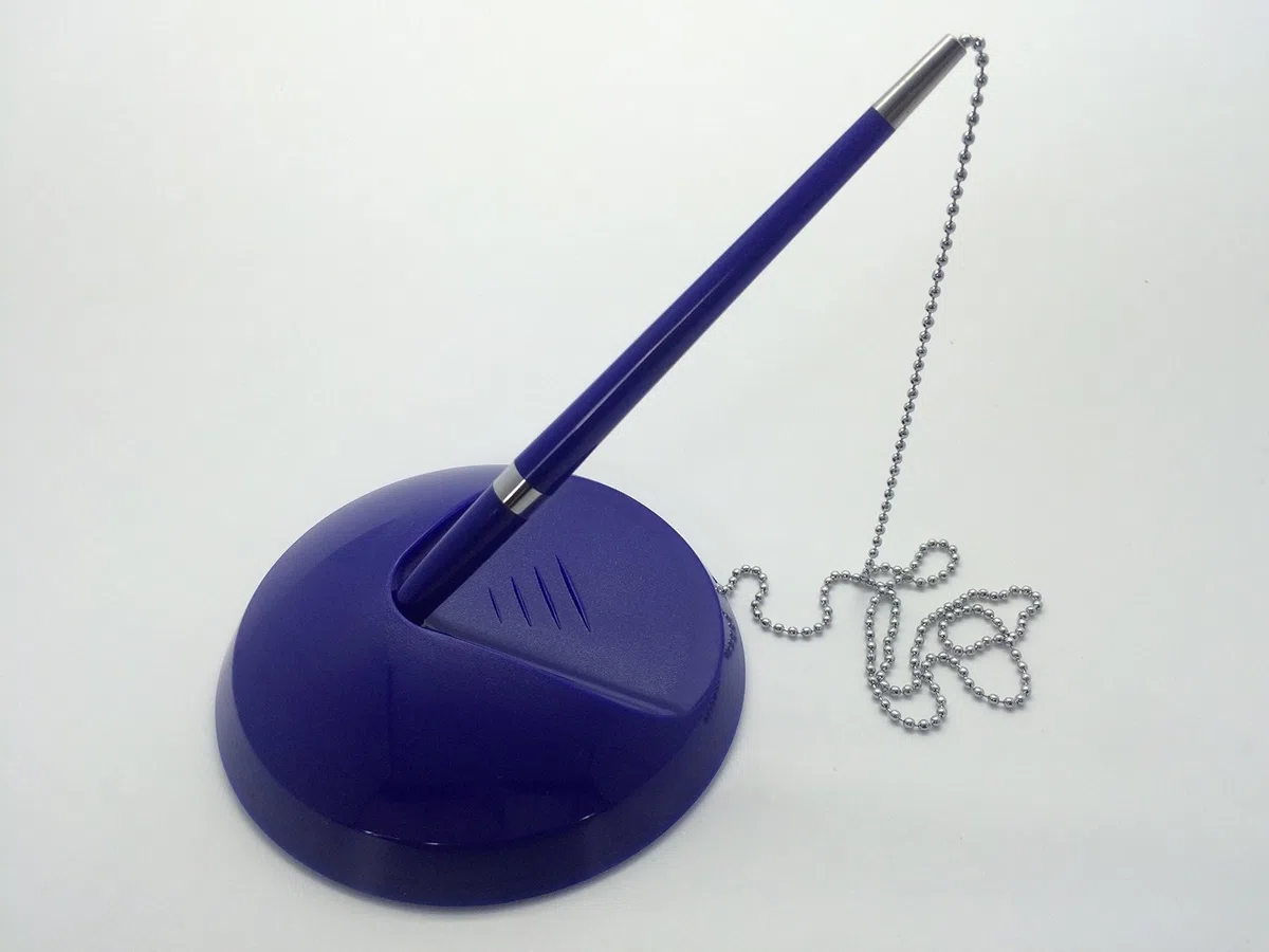 Bolígrafo con cadena para fijar a mostrador de recepción azul