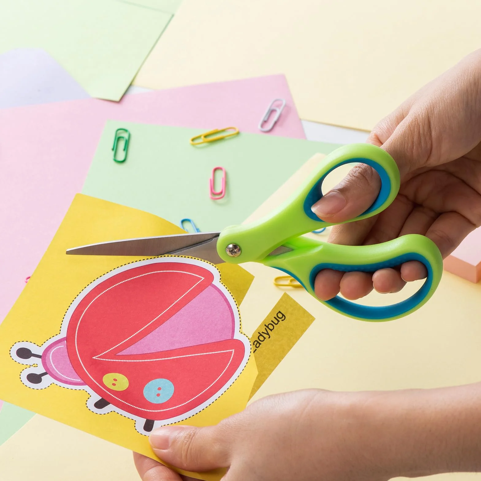 LIVINGO Tijeras para estudiantes: Paquete de 3 unidades de 7 pulgadas, diseño ergonómico para diestros y zurdos, punta puntiaguda segura. Ideales para uso escolar y actividades de arte.