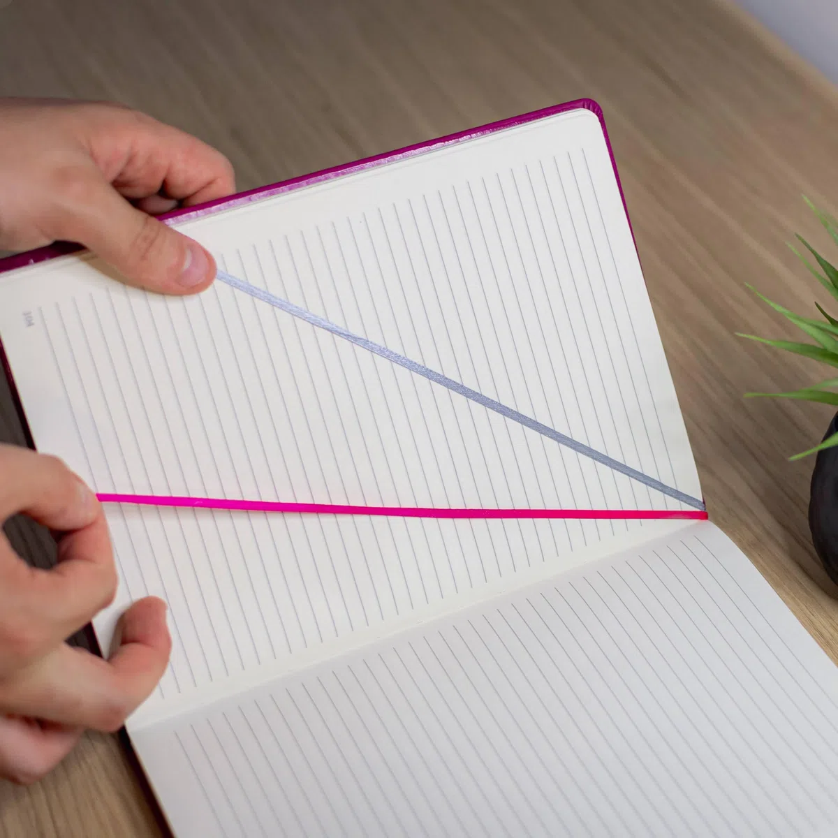 Cuaderno B5 con Rayas · Tapa Dura Vegana y Bolígrafo · 250 Páginas Numeradas con Índice · Cierre Elástico, Bolsillo Interior y Marcapáginas · Estuche Negro Mate para Regalo (R,V)