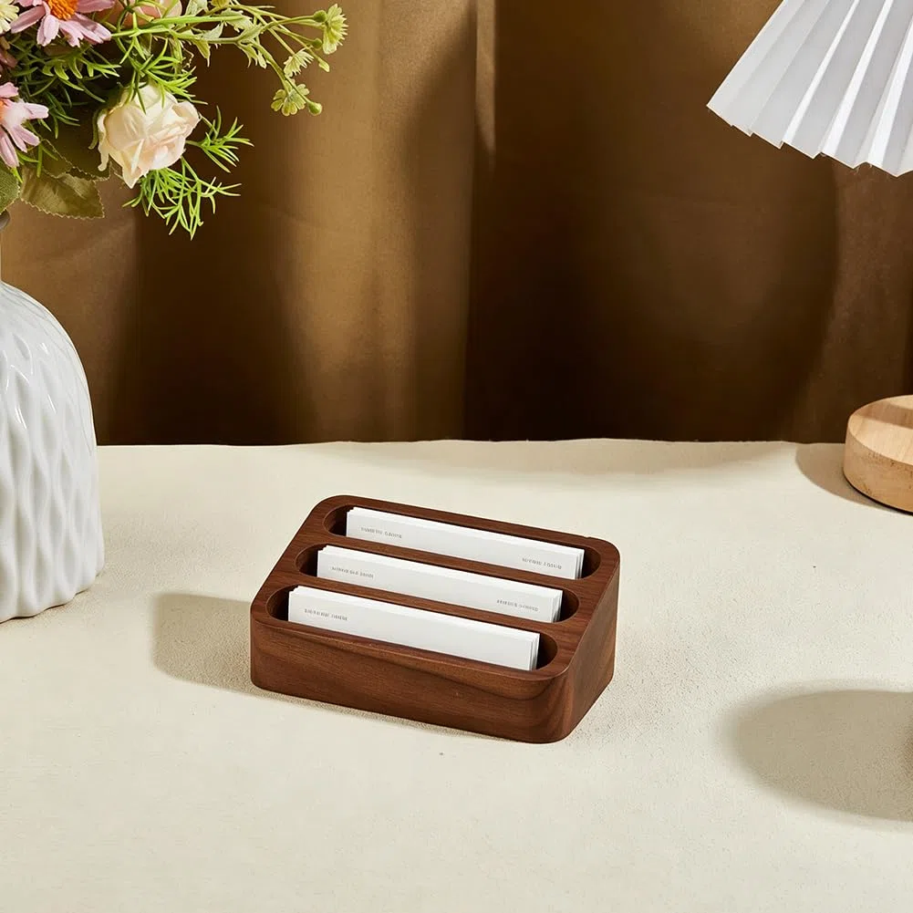 SUPERFINDINGS Soporte de madera para tarjetas de visita con 3 ranuras, organizador de tarjetas de visita múltiple, 115 x 70 x 46,5 mm, madera de haya natural, estante de exhibición de escritorio para