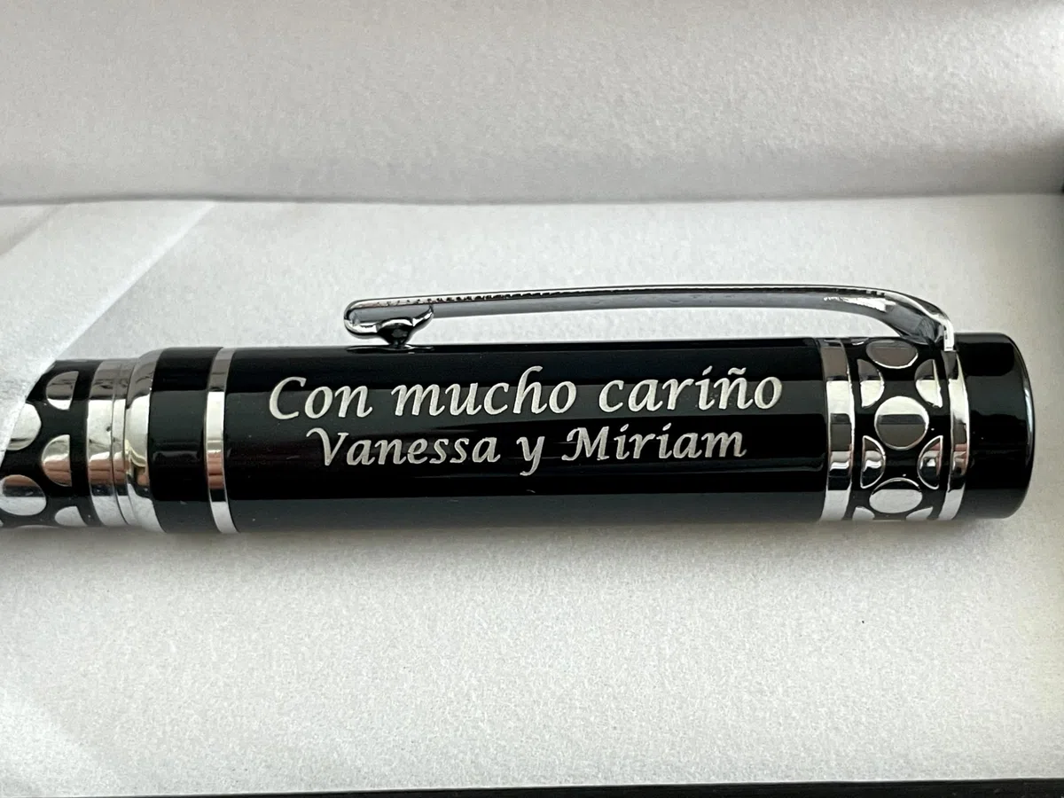 regalo grabado - Bolígrafo Fashion Pierre Cardín Personalizado | Grabado Texto en 2 Líneas | Regalo para Aniversario y Cumpleaños | Diseño Vanguardista | Estuche Elegante | (Negro)