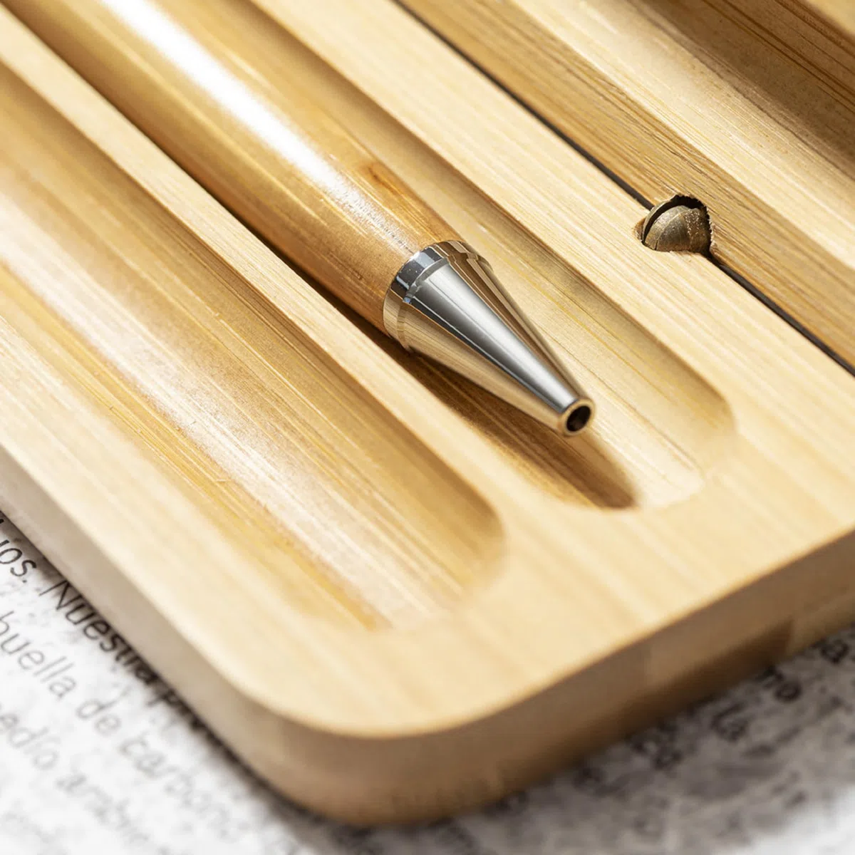 Juego de escritura de diseño respetuoso con el medio ambiente con bolígrafo con función de giro y bolígrafo roller de bambú en estuche de regalo de madera maciza