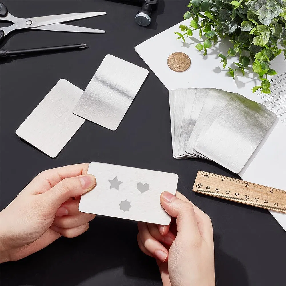NBEADS 10 tarjetas de visita de metal, tarjetas metálicas grabadas tarjetas de visita de acero inoxidable de 1 mm para tarjetas de regalo para clientes de oficina, 8,6 x 5,4 cm