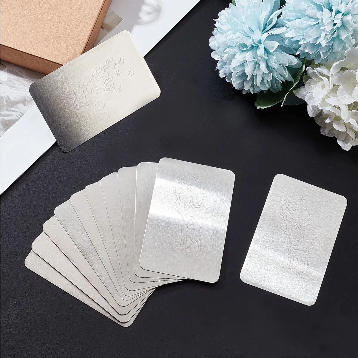 NBEADS 12 tarjetas de visita de metal, 8.5x5.5cm 0.4mm de grosor de acero inoxidable en blanco Tarjeta de nombre Grabada con láser Tarjeta de visita para clientes de oficina en casa Tarjetas de regalo