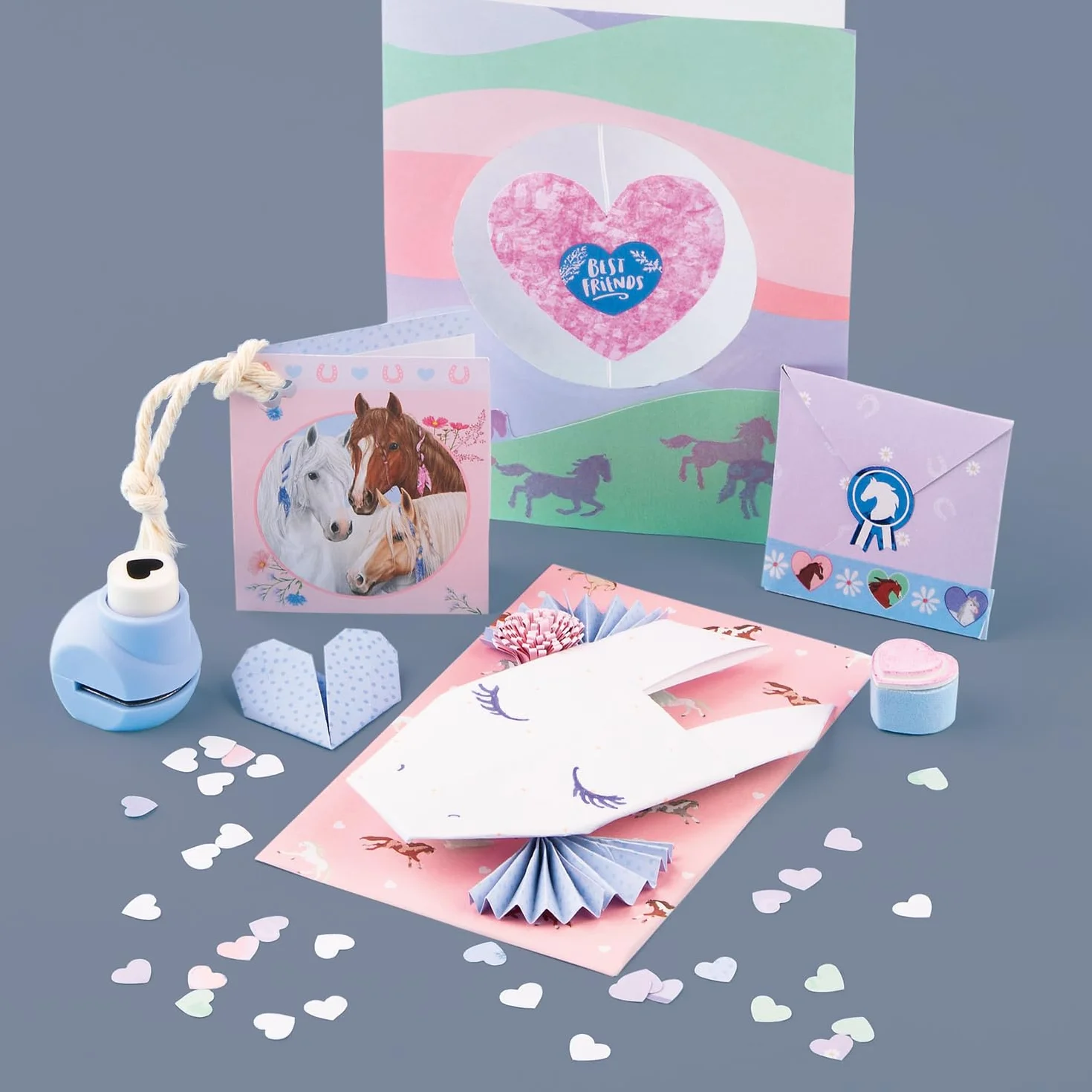 Depesche 12969 Miss Melody Love Letter Set - Caja para cartas con diseño de caballo, juego de escritura que incluye artículos de papelería, sobres, pegatinas, sellos y mucho más.