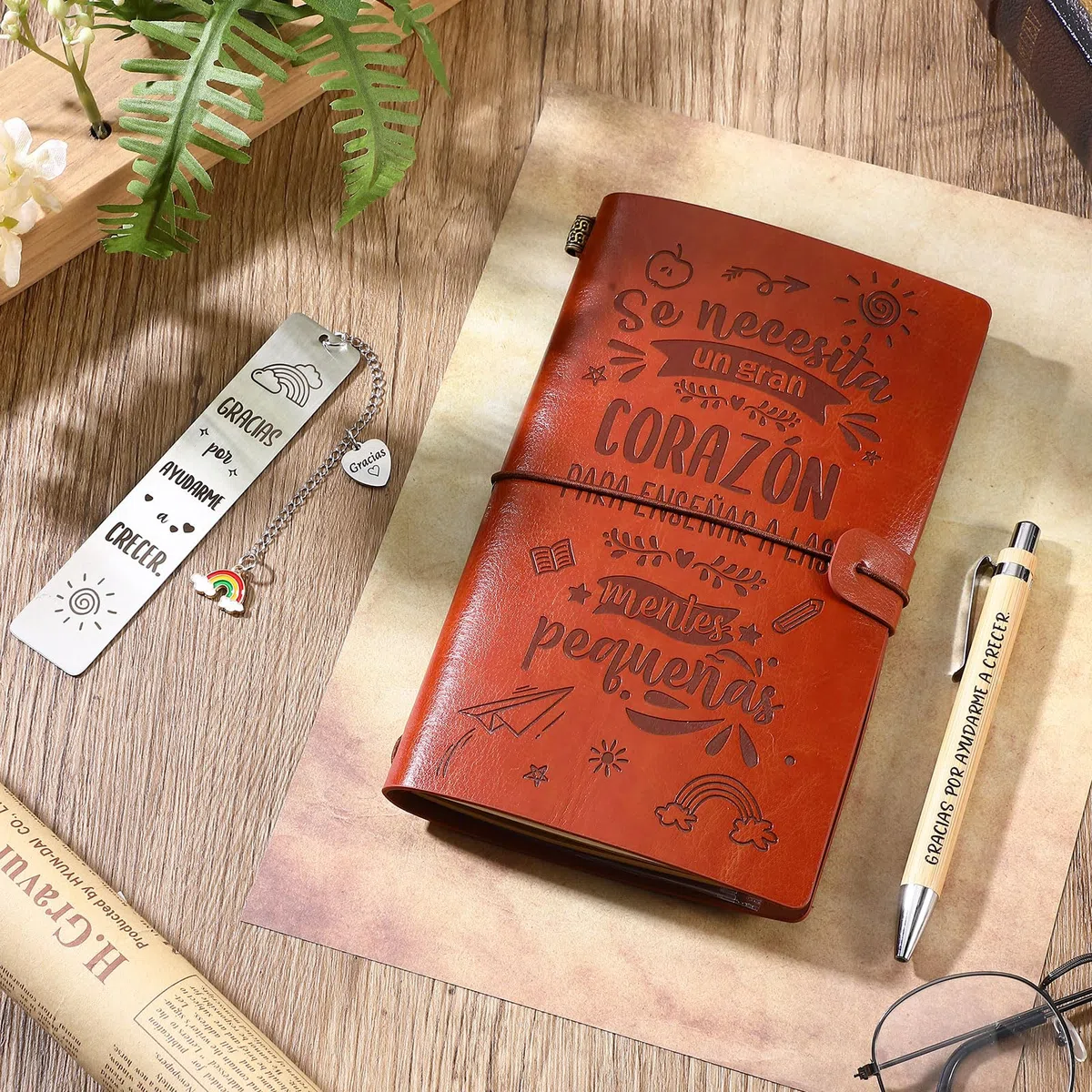 Clabby 3 Regalos de Profesores para Fin de Curso Incluye Cuaderno con Tapa de Cuero, Marcador de Libros Creativo para Profesores Bolígrafo de Madera Grabado de Agradecimiento para Maestras Graduación