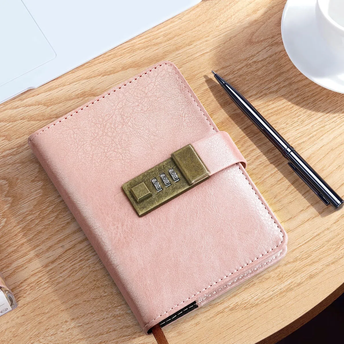 WEMATE Diario A6 con cerradura, diario vintage de piel sintética con 240 páginas, bolígrafo y caja de regalo, perfecto para hombres y mujeres, 4.3 x 6.2 pulgadas, oro rosa