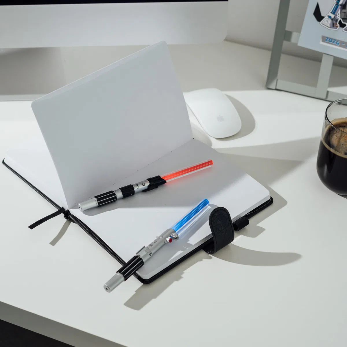 Boligrafos Star Wars Sable Laser - Con Luz Roja y Azul y Tinta negra | Star Wars Regalos Merchandising Oficial para niños y adultos | Incluyen Pilas y Caja regalo