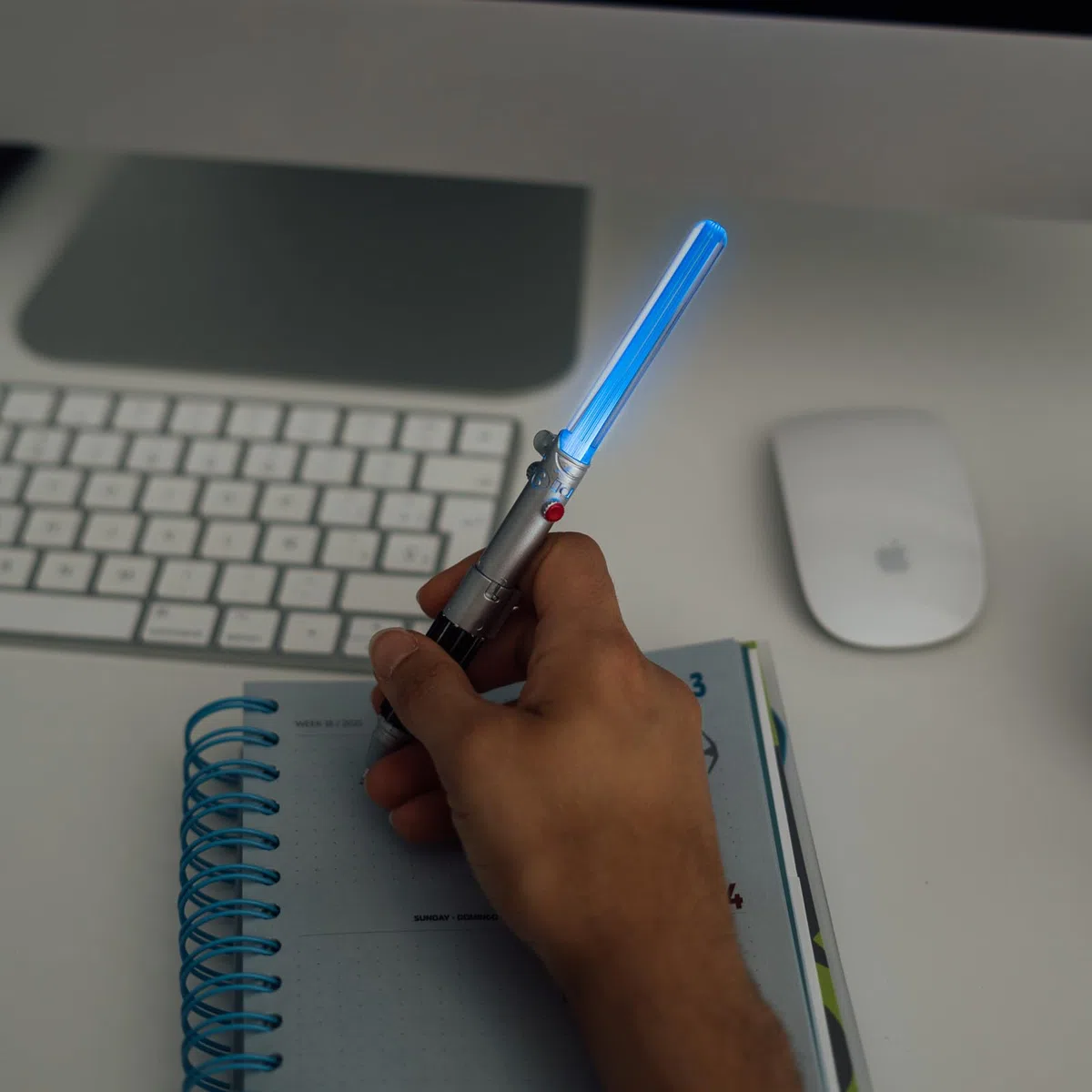 Boligrafos Star Wars Sable Laser - Con Luz Roja y Azul y Tinta negra | Star Wars Regalos Merchandising Oficial para niños y adultos | Incluyen Pilas y Caja regalo