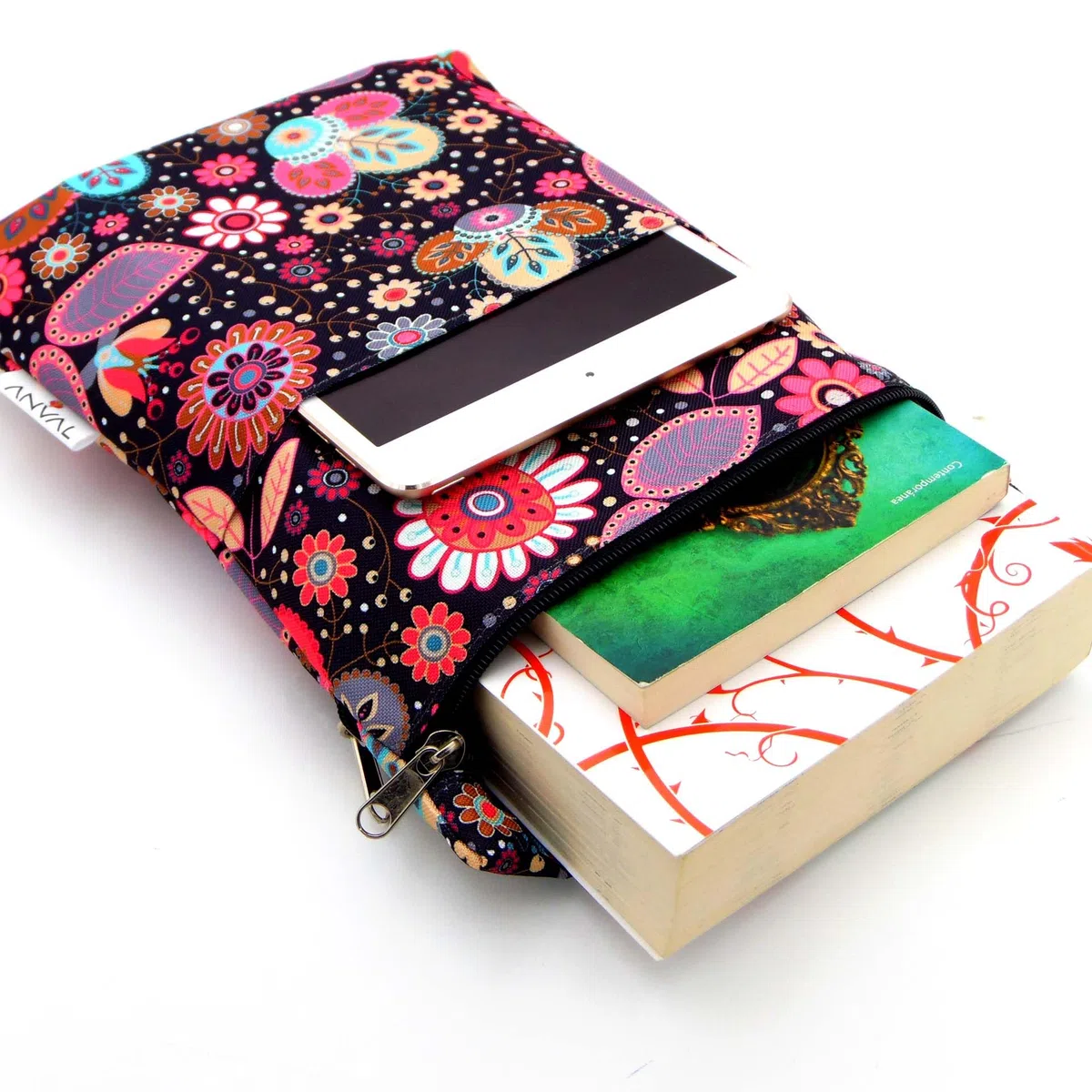 ANVAL Funda para Libro, Impermeable, Interior Forrado,con Cremallera, Doble Bolsillo Exterior -, Adaptable a Cualquier Grosor, Funda Libro Papel - Forro Libro Tela Estampada (Arabescos)