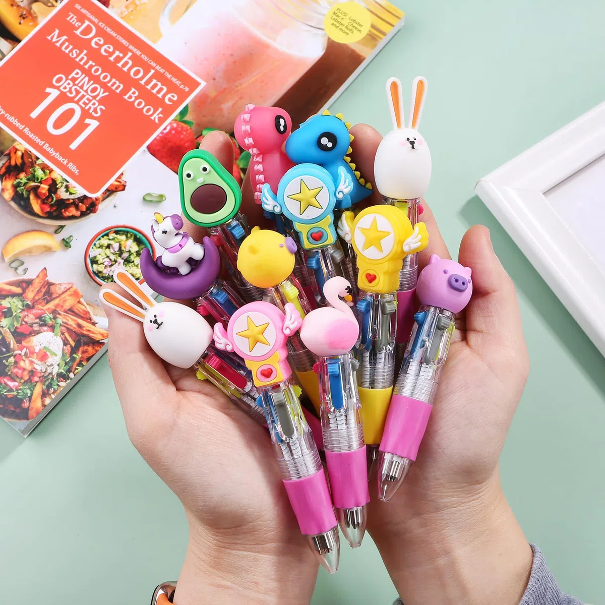 KAHEIGN 32 Piezas 4 En 1 Bolígrafo Multicolor de Dibujos Animados, 10CM Lindo Retráctil de Punta Gruesa 0,7mm para Estudiantes Niños Regalo Fiesta Bolsa Rellenos