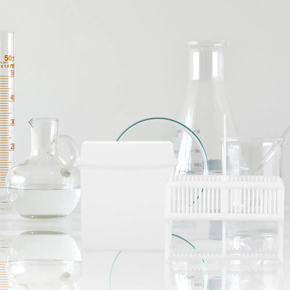 Juego de tarros de tinción para microscopio con diseño de ranuras para uso en laboratorio, material plástico blanco, resistente y no se daña fácilmente, incluye recipiente y estante para uso