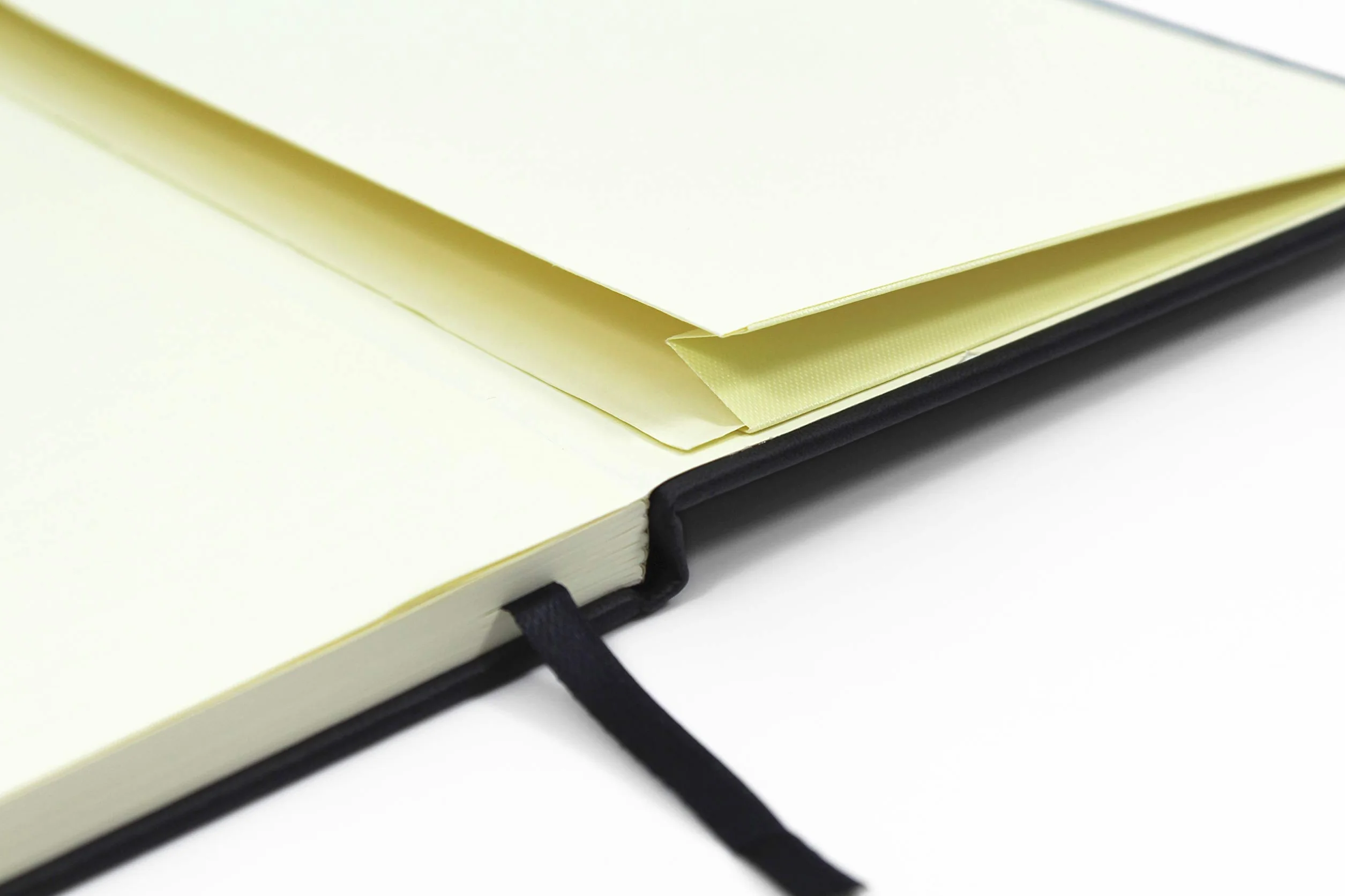 Silvine Cuaderno ejecutivo de tapa dura, tamaño A4, 160 páginas punteadas de papel marfil de 90 g/m², color negro