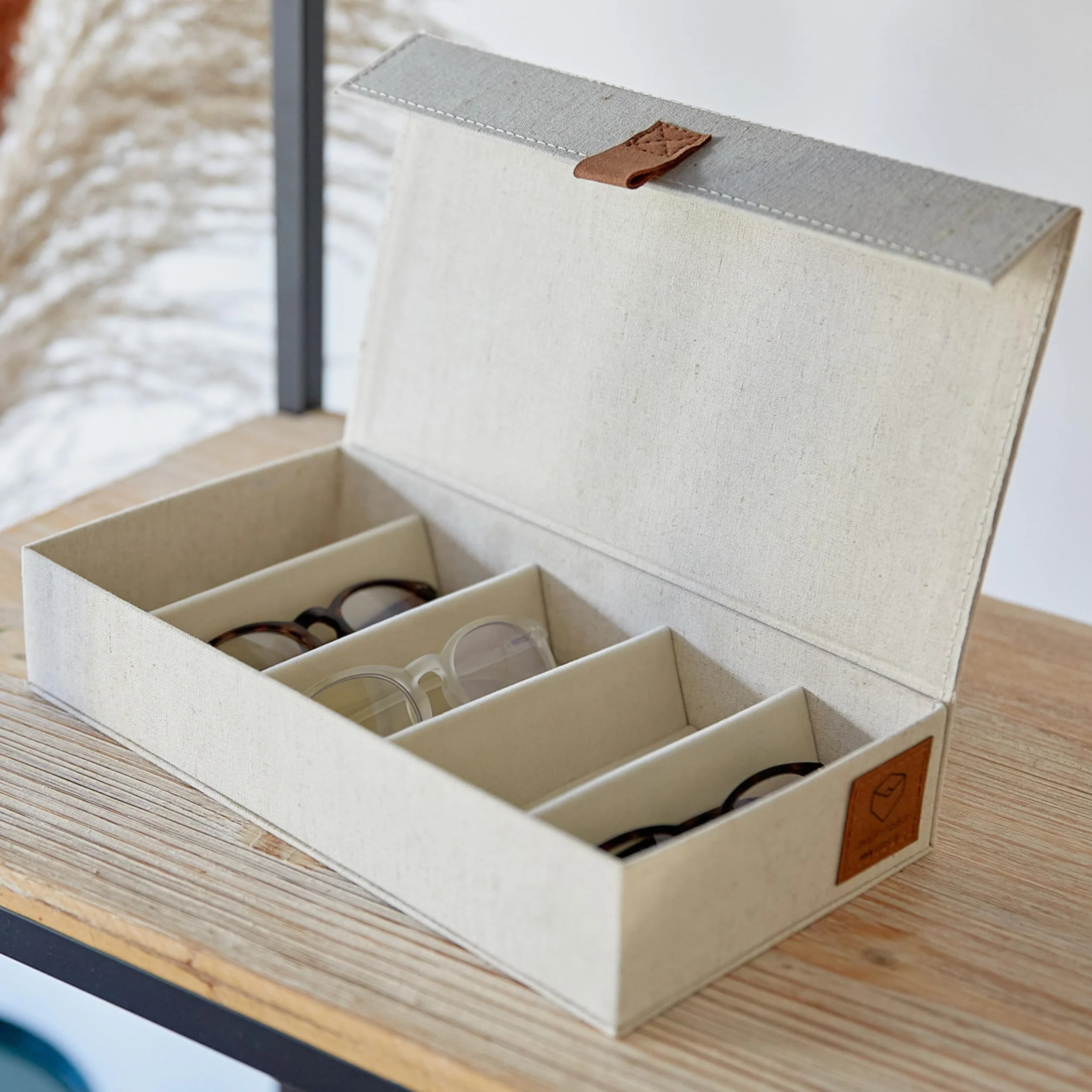 LOVE IT STORE IT Premium - Caja de almacenamiento para gafas, mezcla de lino y algodón, terciopelo interior, madera reforzada con 5 compartimentos, beige, 30 x 17 x 6 cm