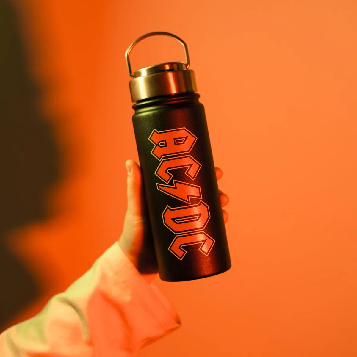 Cantimplora acero inoxidable AC DC - Botella agua gimnasio Termica 550 ml | Water bottle Tapon Hermetico, Asa y Aislamiento Doble pared Frio/Calor | Regalos Merchandising Oficial