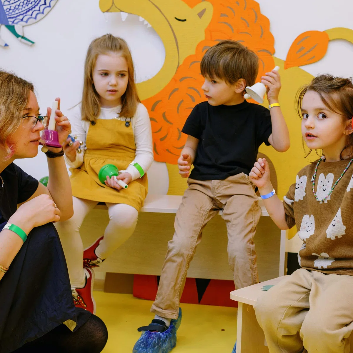 KINBOM 300 Piezas Pulseras de Neón, Impermeables Pulseras de Papel para Eventos Pulseras de Fiesta Discoteca para Festivales de Música Conciertos Ferias de Educación Física (Verde, Amarillo, Azul)