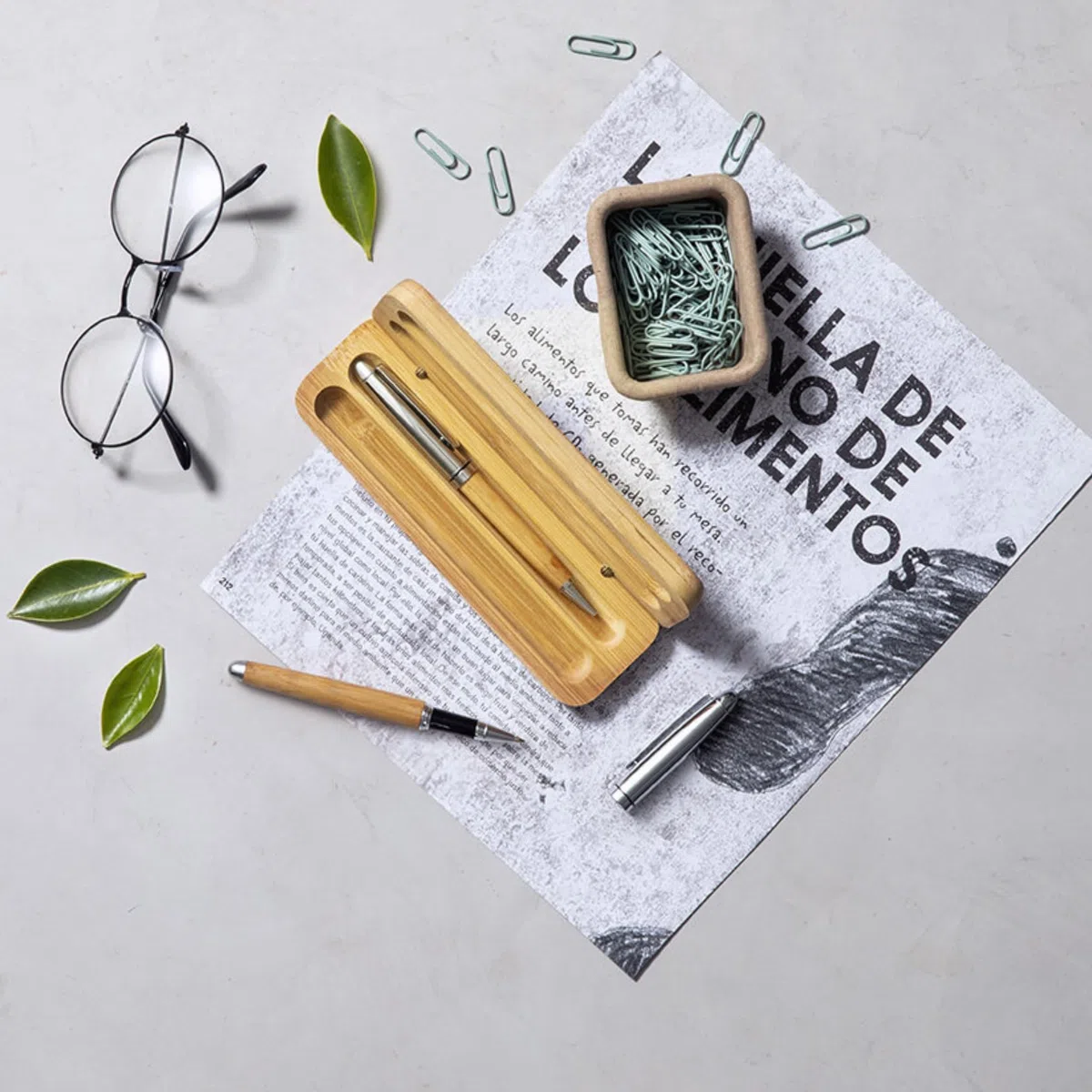 Juego de escritura de diseño respetuoso con el medio ambiente con bolígrafo con función de giro y bolígrafo roller de bambú en estuche de regalo de madera maciza