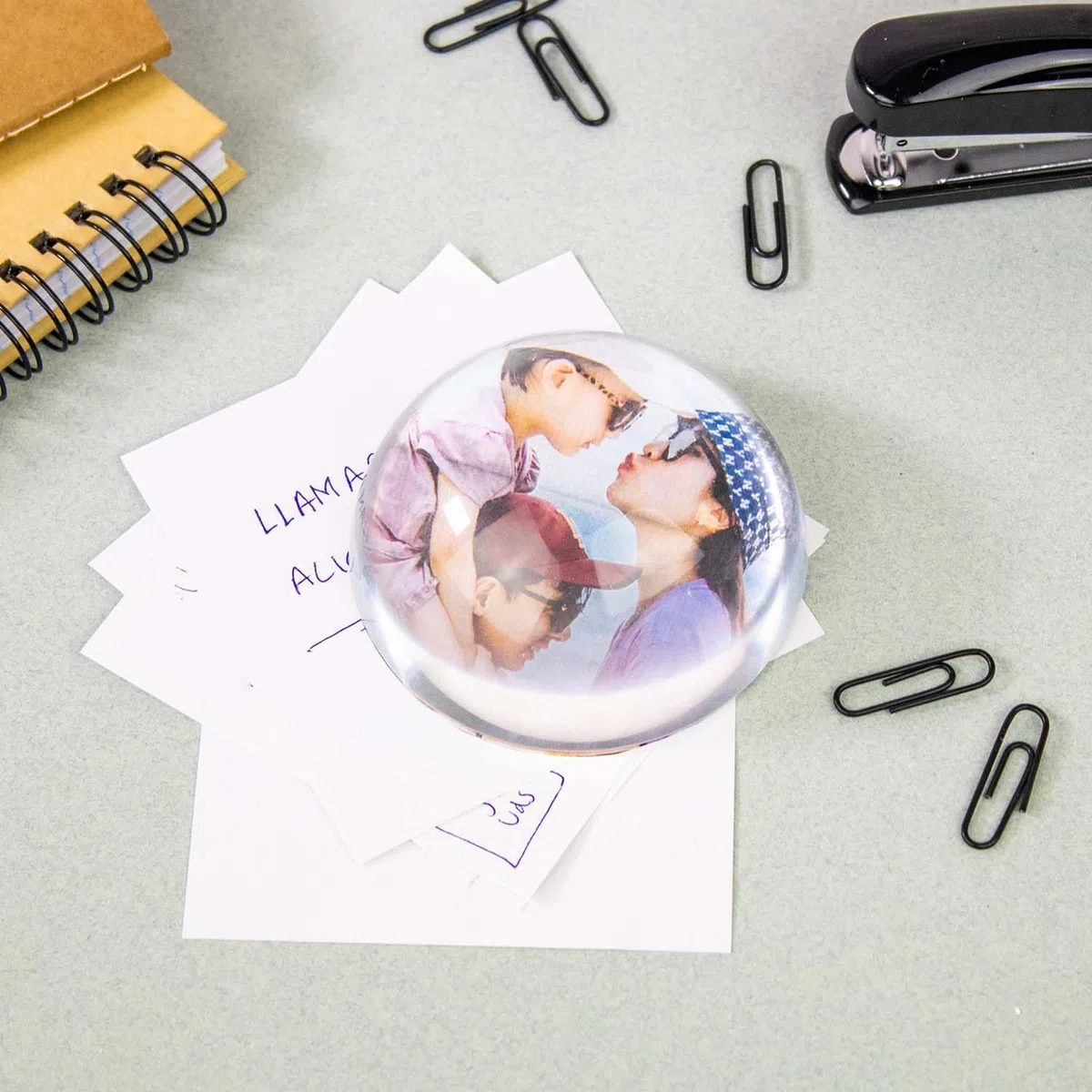 PROMO-SHOP Pisapapeles Ovalado Personalizado con la Foto que prefieras · Pisapapeles Decorativo de cristal con base plana aterciopelada · Incluye estuche de Regalo