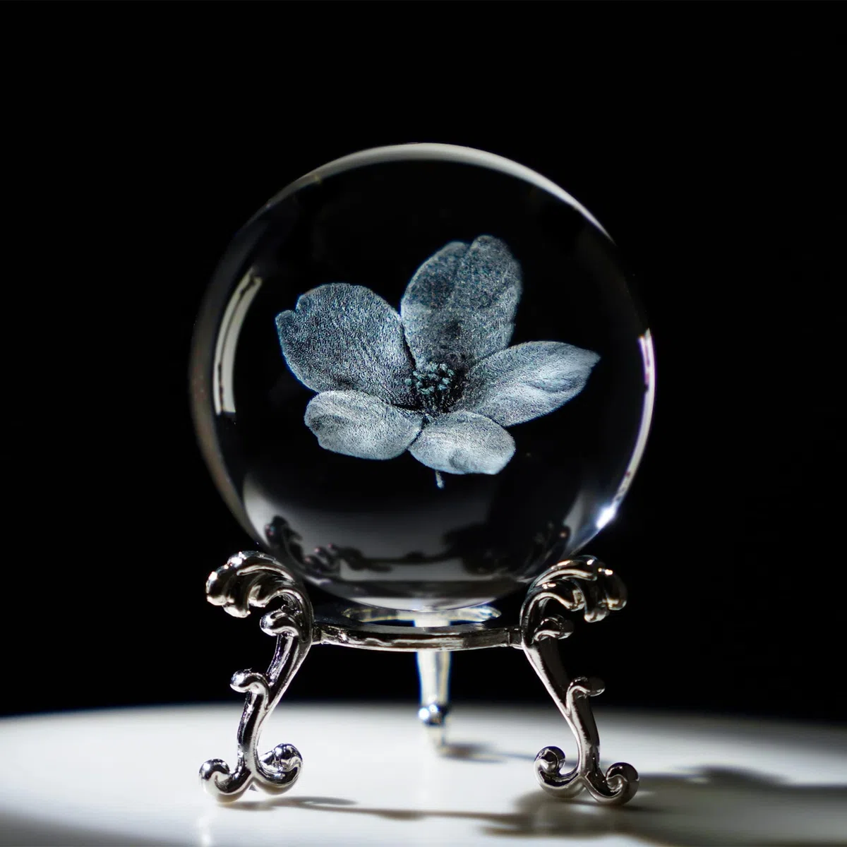 HDCRYSTALGIFTS Figura de bola de cristal de flores 3D de 60 mm, regalos para mujeres y hombres, bola de cristal grabada con láser de cerezo, flor de cerezo, bola de cristal Sakura con soporte