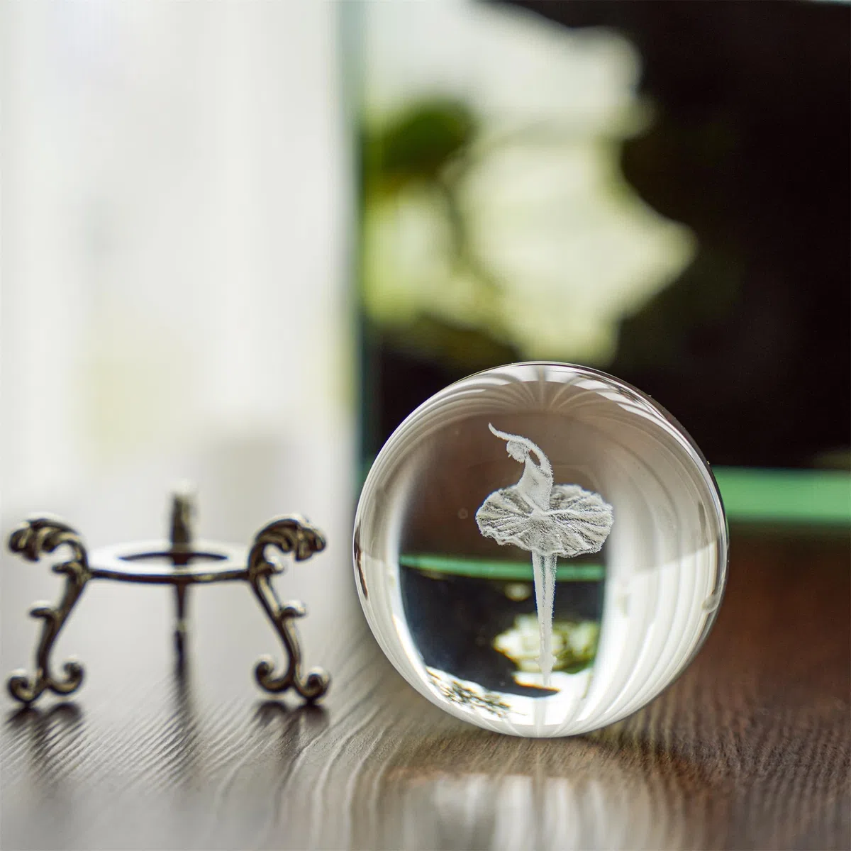 HDCRYSTALGIFTS Pisapapeles con bola de cristal grabada con láser en 3D, elegante bailarina de ballet, esfera de cristal, decoración para el hogar (60 mm, 2.4 pulgadas)