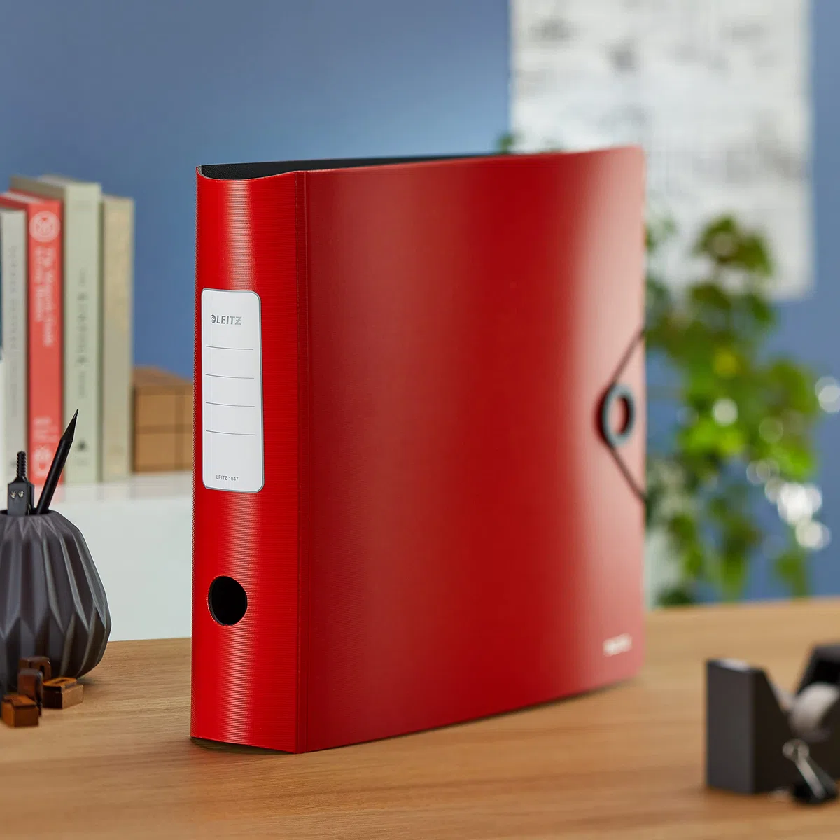 Leitz Carpeta Quality 180° Active Solid, A4, rojo, parte trasera redondeada de aprox. 8,2 cm de ancho, cierre elástico, de espuma de polietileno resistente, 10471020, 1 pieza