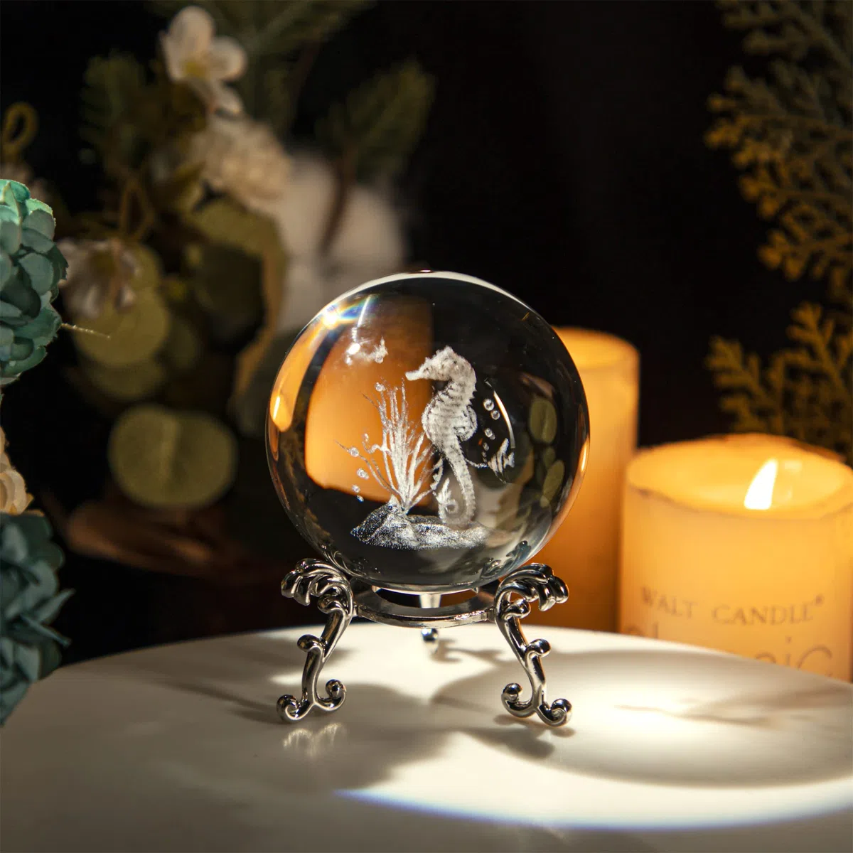 HDCRYSTALGIFTS Bolas decorativas de cristal 3D de 60 mm con grabado láser en 3D de caballito de mar, pisapapeles de esfera completa de vidrio Feng Shui con soporte de floración chapado en plata