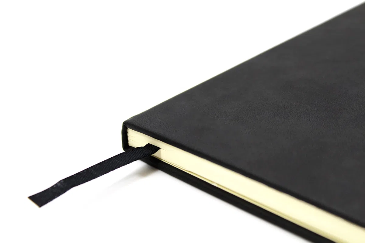Silvine Cuaderno ejecutivo de tapa dura, tamaño A4, 160 páginas punteadas de papel marfil de 90 g/m², color negro