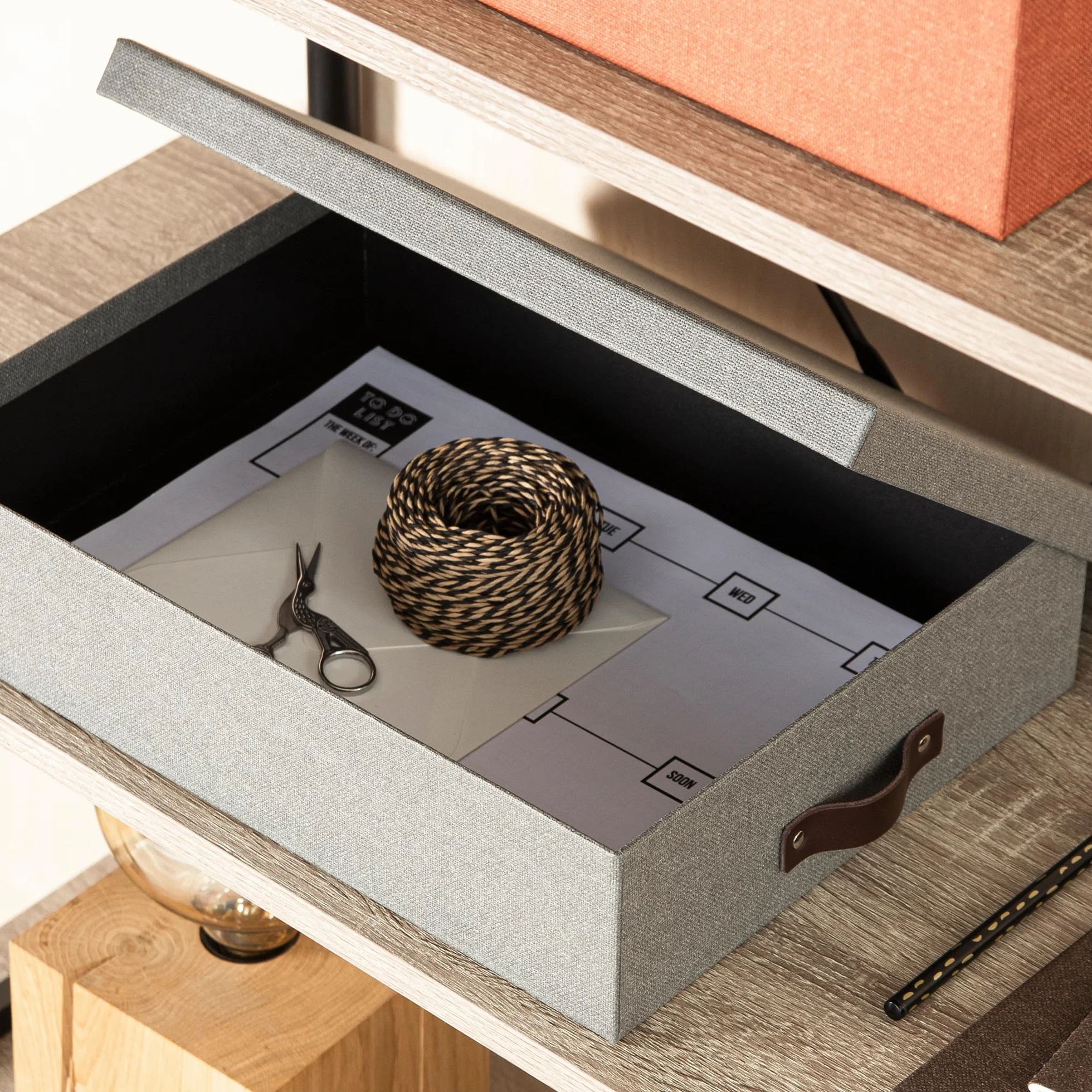 Bigso Box of Sweden Caja de almacenaje con tapa para folios A4, folletos, etc. – Organizador de documentos con asa – Organizador de escritorio de tablero de fibras y papel con aspecto de lino – gris