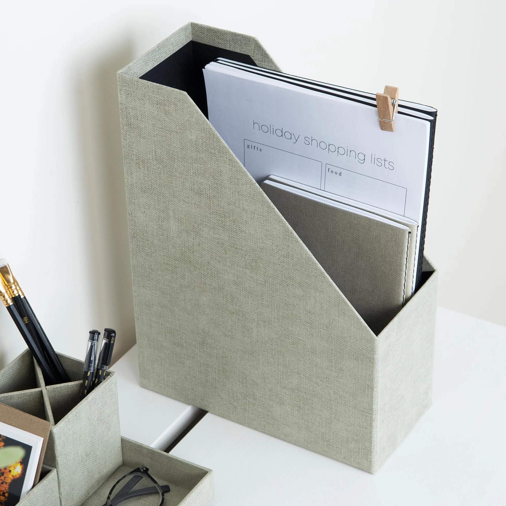 Bigso Box of Sweden Archivador vertical para periódicos, revistas o actas – Práctica caja clasificadora de tablero de fibras y papel con aspecto de lino – Revistero archivador rígido y con asa – beige