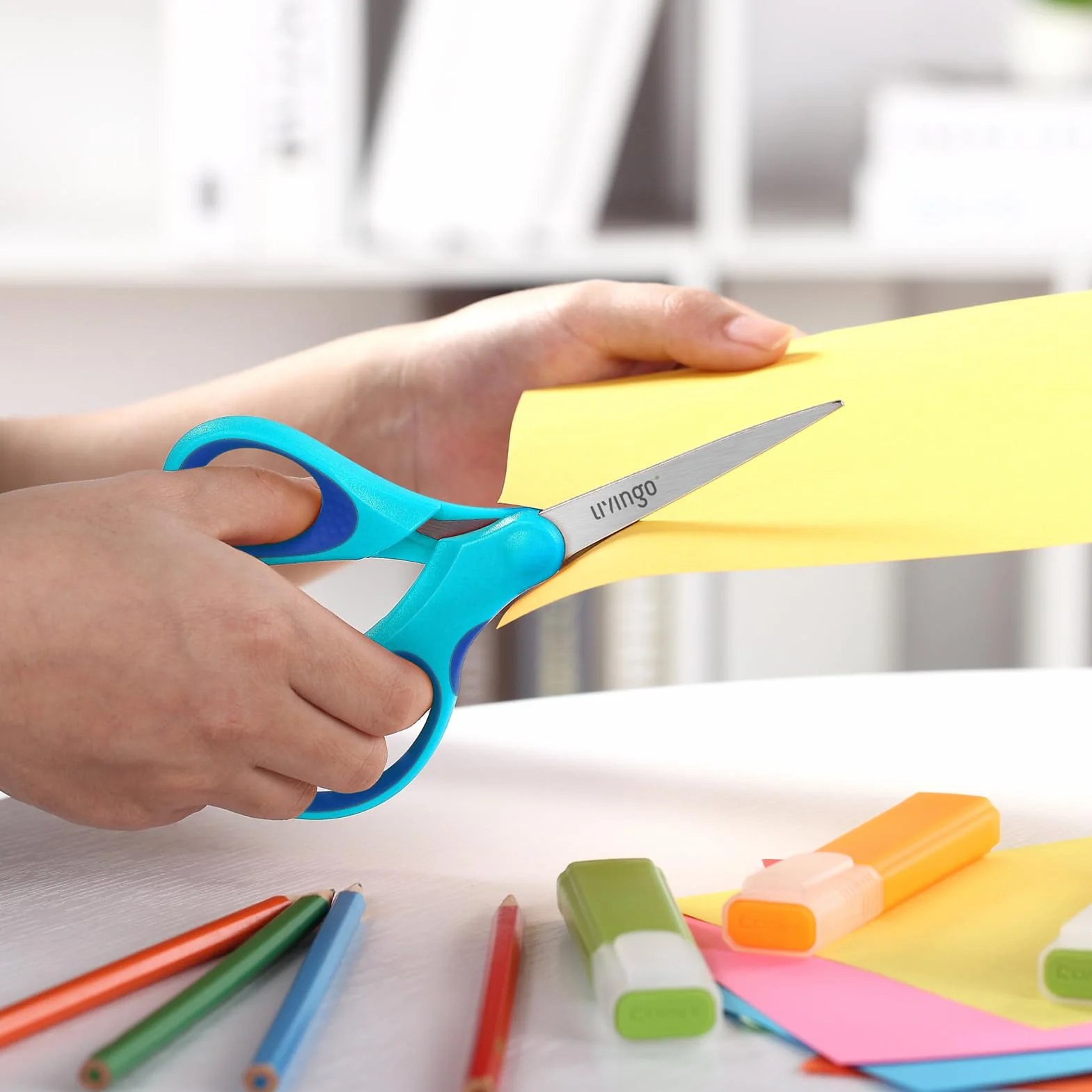 LIVINGO Tijeras para estudiantes: Paquete de 3 unidades de 7 pulgadas, diseño ergonómico para diestros y zurdos, punta puntiaguda segura. Ideales para uso escolar y actividades de arte.