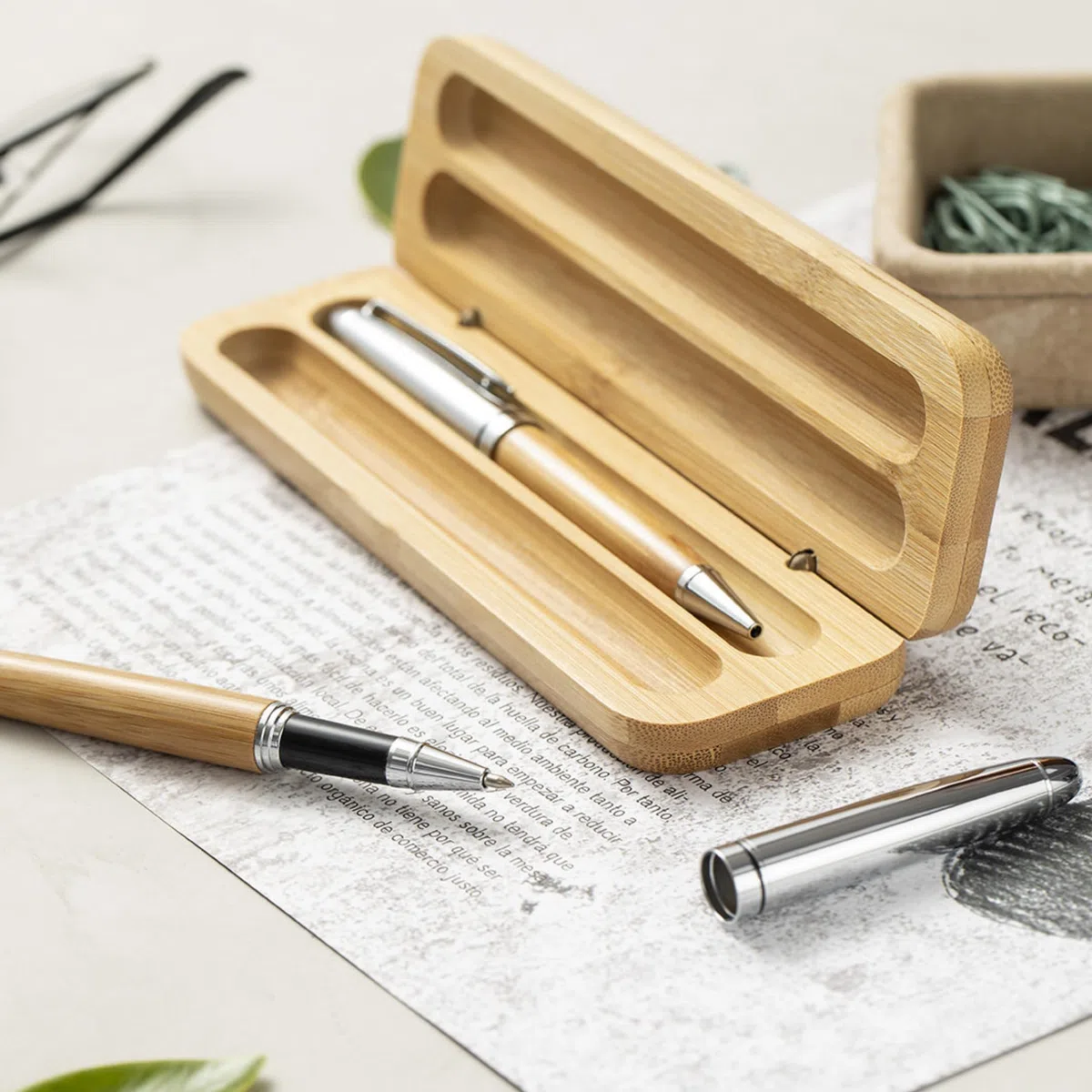 Juego de escritura de diseño respetuoso con el medio ambiente con bolígrafo con función de giro y bolígrafo roller de bambú en estuche de regalo de madera maciza