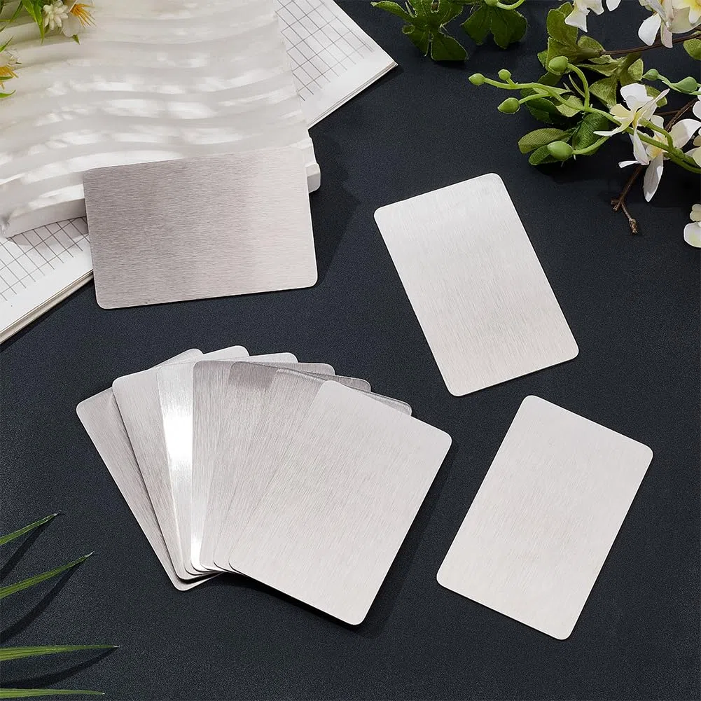 NBEADS 10 tarjetas de visita de metal, tarjetas metálicas grabadas tarjetas de visita de acero inoxidable de 1 mm para tarjetas de regalo para clientes de oficina, 8,6 x 5,4 cm