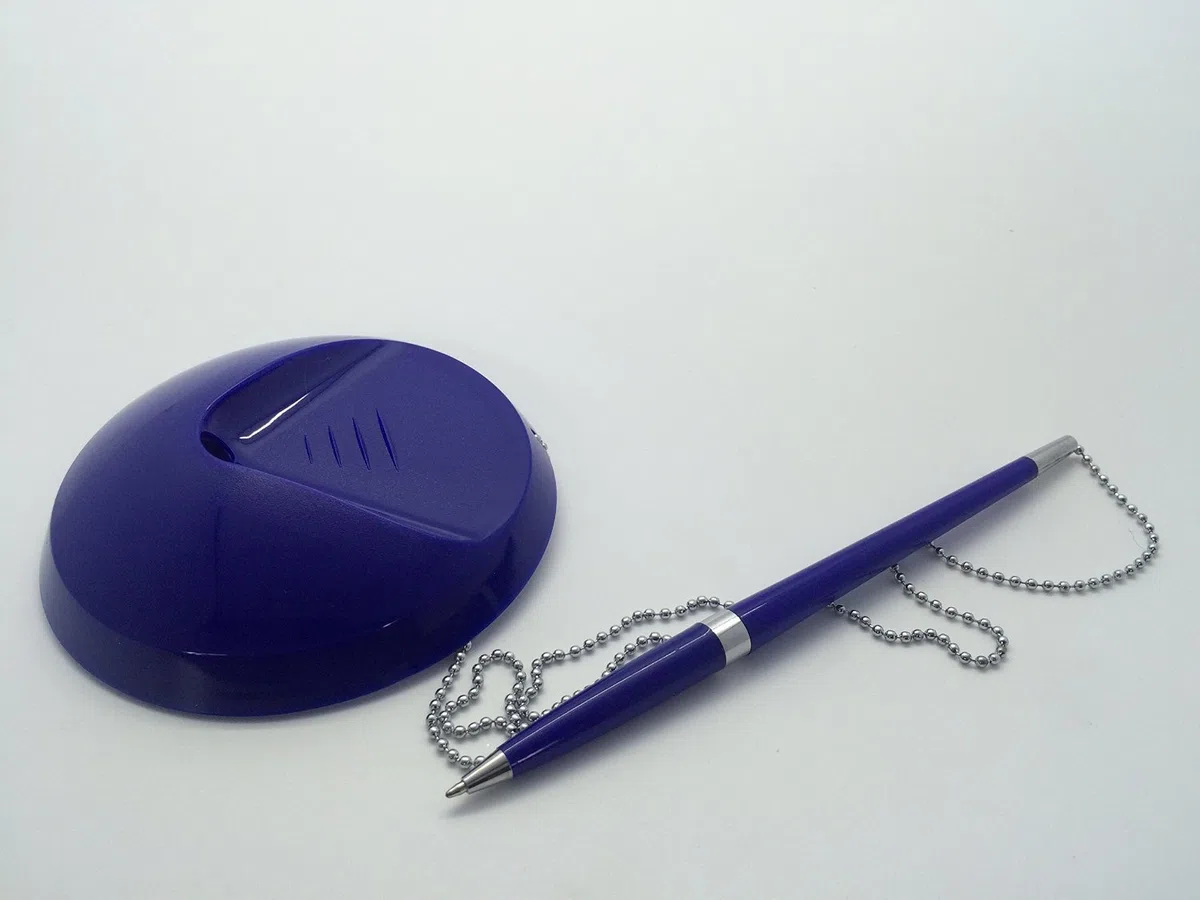 Bolígrafo con cadena para fijar a mostrador de recepción azul