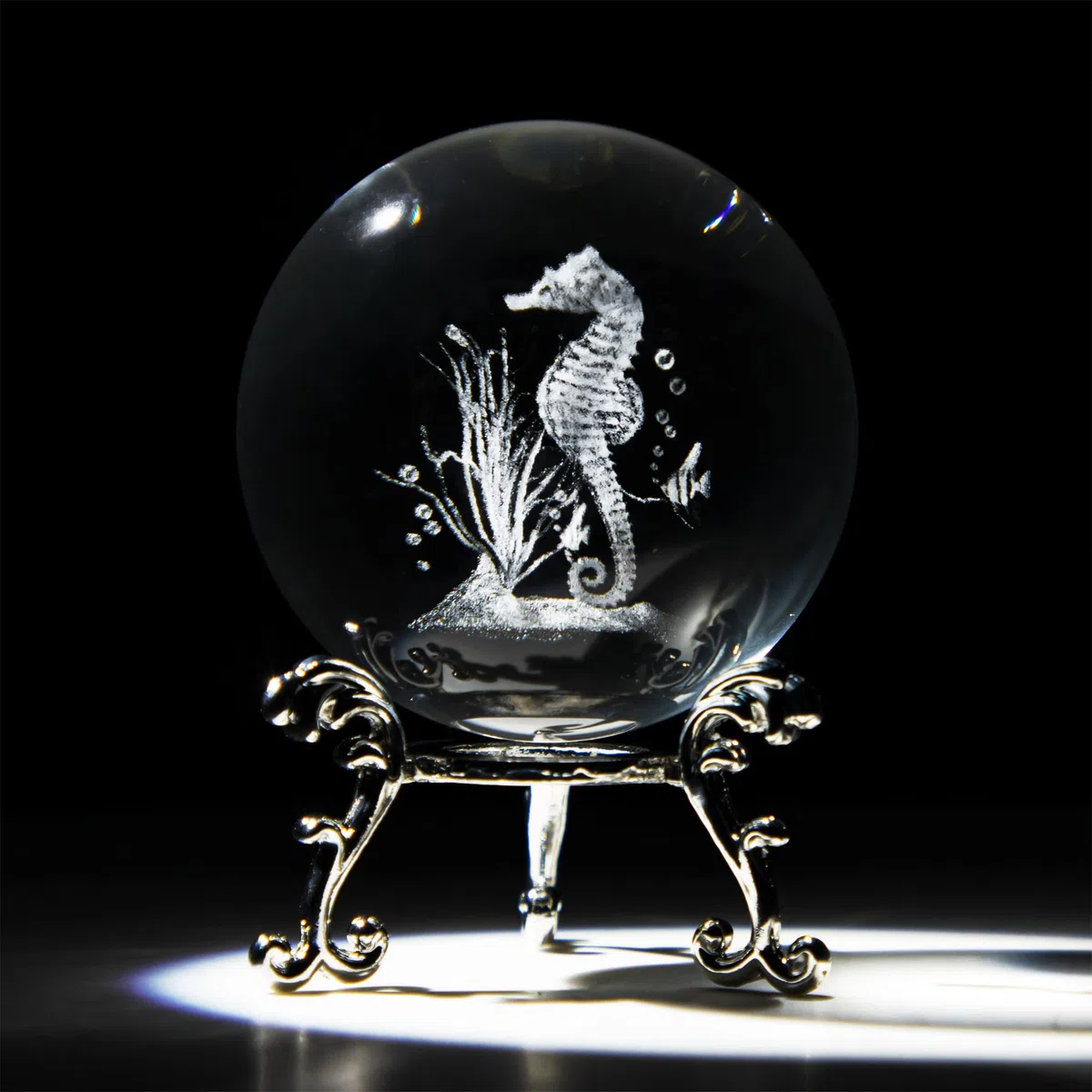 HDCRYSTALGIFTS Bolas decorativas de cristal 3D de 60 mm con grabado láser en 3D de caballito de mar, pisapapeles de esfera completa de vidrio Feng Shui con soporte de floración chapado en plata