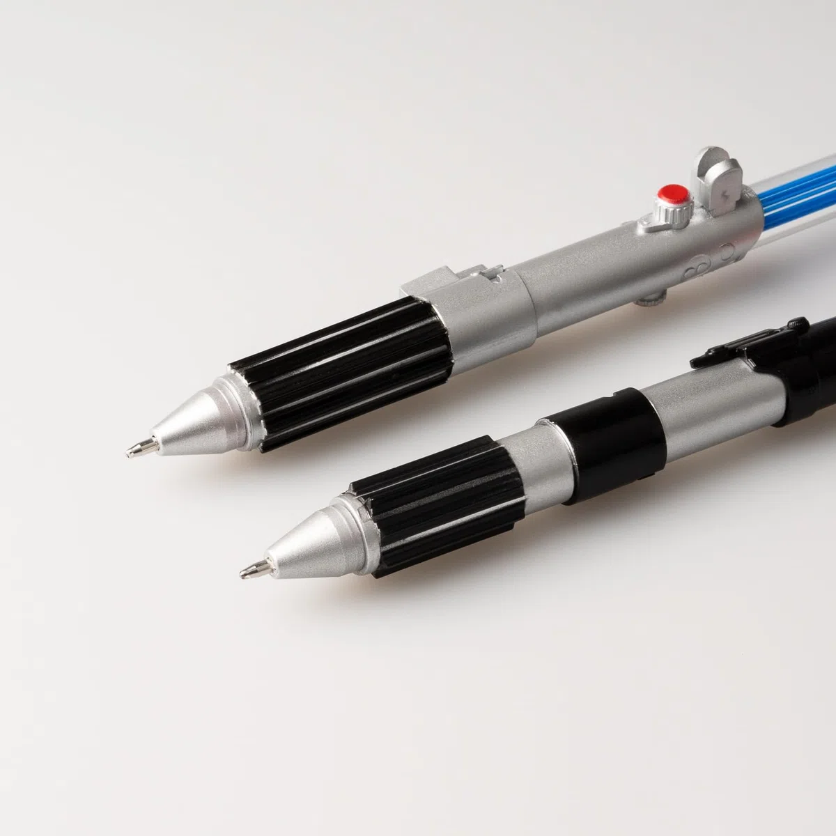 Boligrafos Star Wars Sable Laser - Con Luz Roja y Azul y Tinta negra | Star Wars Regalos Merchandising Oficial para niños y adultos | Incluyen Pilas y Caja regalo