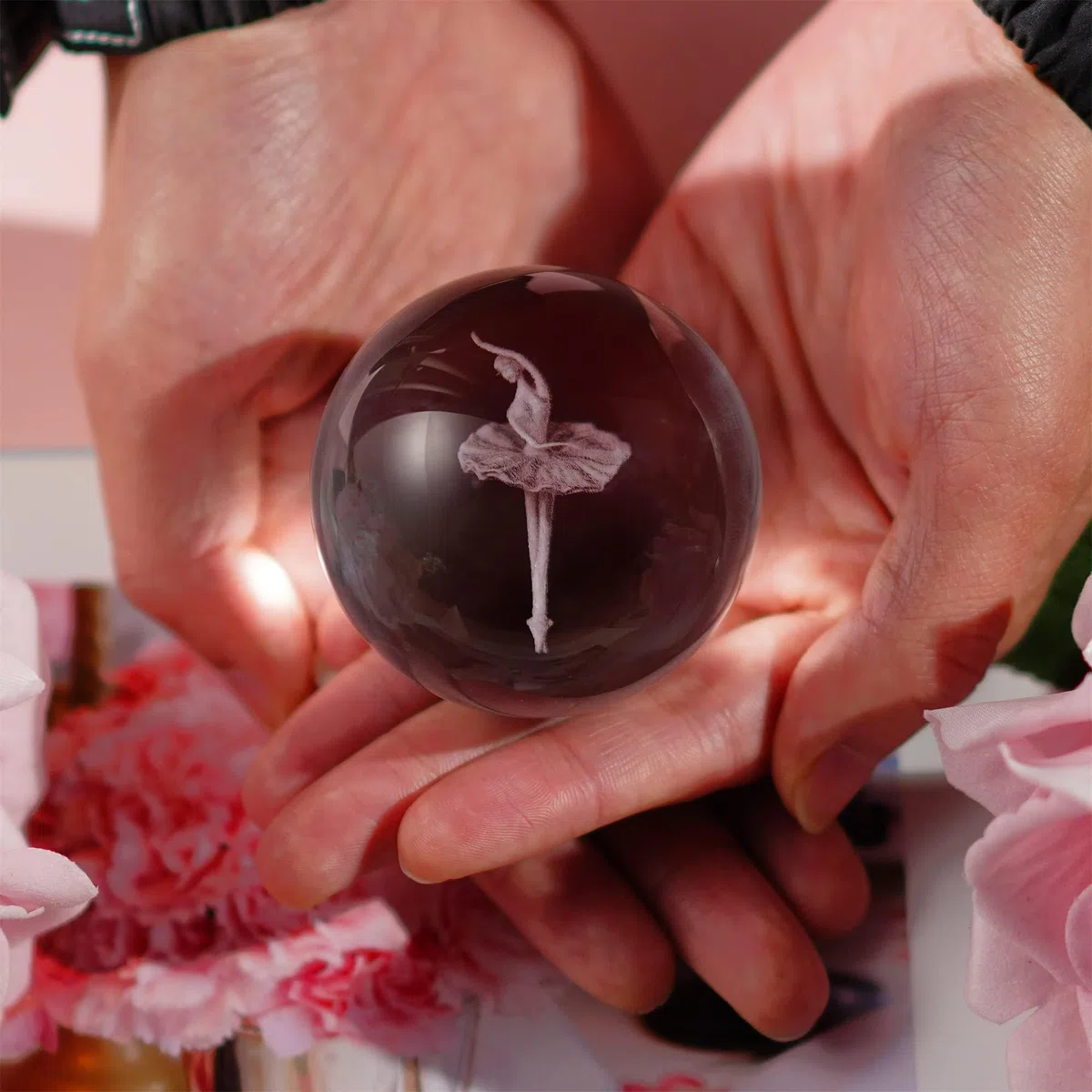 HDCRYSTALGIFTS Pisapapeles con bola de cristal grabada con láser en 3D, elegante bailarina de ballet, esfera de cristal, decoración para el hogar (60 mm, 2.4 pulgadas)